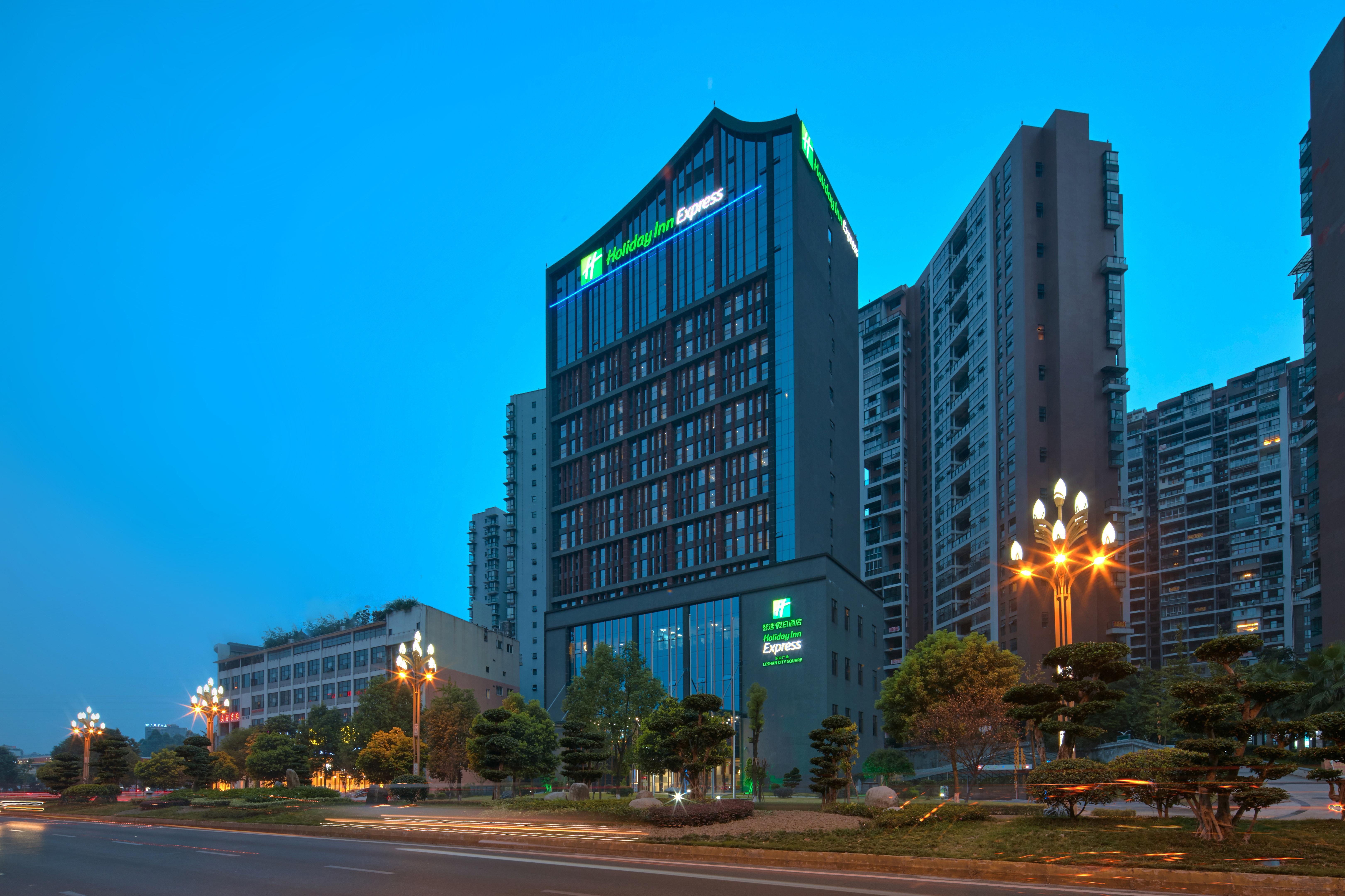 Holiday Inn Express Leshan City Square By Ihg High Speed Rail And Leshan Giant Buddha Exterior foto